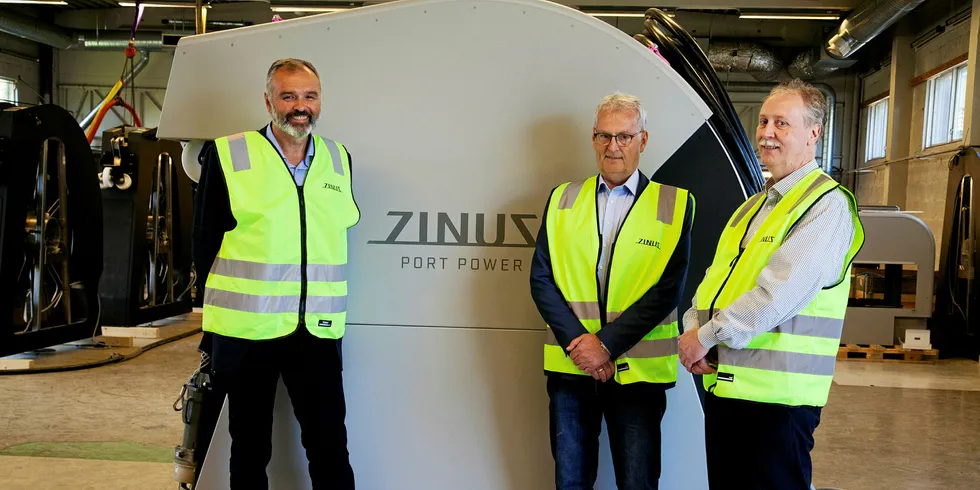 Fra venstre: Konsernsjef i DSD, Ingvald Løyning, styreleder i Zinus AS, Arne Mæland og adm. dir. i Zinus AS, Finn Inge Langeland.