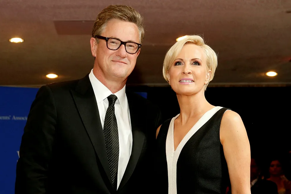 Tv-vert og tidligere kongressmedlem Joe Scarborough (venstre) melder seg ut av Det republikanske partiet. Til høyre medprogramleder Mika Brzezinski. Foto: Jonathan Ernst/Reuters/NTB scanpix