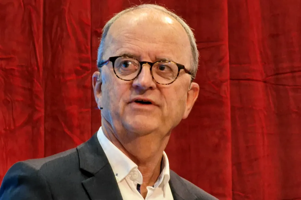 Det er Eimund Nygaard som styrer Lyse-skuta.