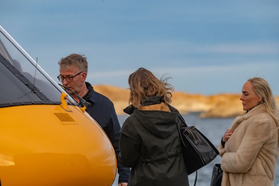 Her ankommer ledelsen og eierne av Nova Sea og Mowi Lovund torsdag 30. januar. Kathrine Fredriksen ute til høyre.