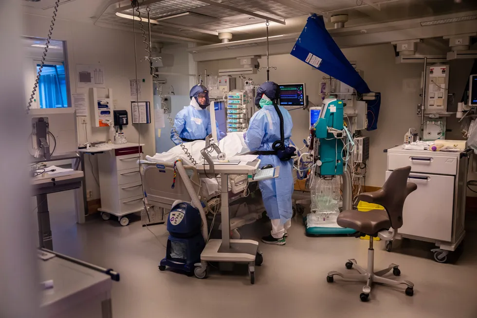 Muterte virusvarianter herjer nå i Bergen. Både ved Haukeland universitetssykehus, Oslo universitetssykehus og A-hus kjenner de på det samme: Kapasiteten er for dårlig. Her får en pasient på intensivavdelingen ved Rikshospitalet behandling for korona.