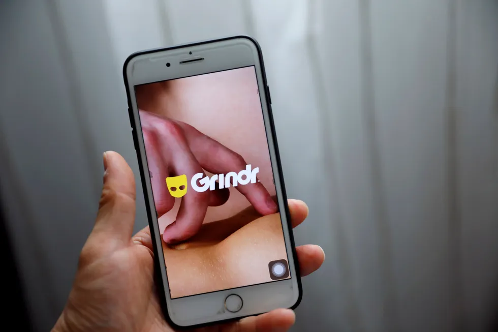 Grindr, «verdens største sosiale nettverk for homofile, bi, trans og skeive», delte rundhåndet informasjon om brukerne, ifølge skribentene.