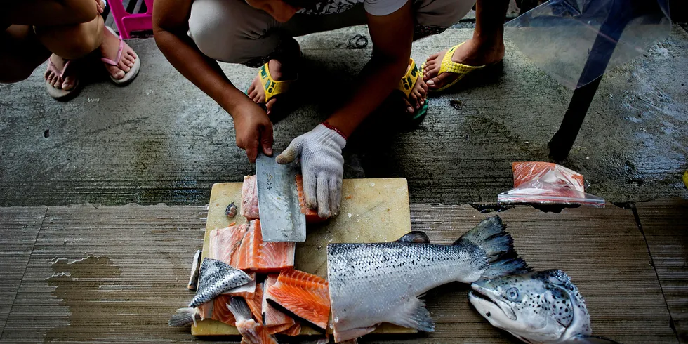 Påstander om korona i norsk laks i Kina er en av årsakene som trekkes frem. Her fra et fiskemarked i Shanghai.