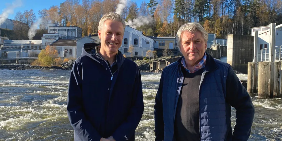 Administrerende direktør Arne Hanto Moen i Øvre Eiker Energi (til v) og ordfører Knut Kvale i Øvre Eiker Kommune foran Hellefoss Kraft.
