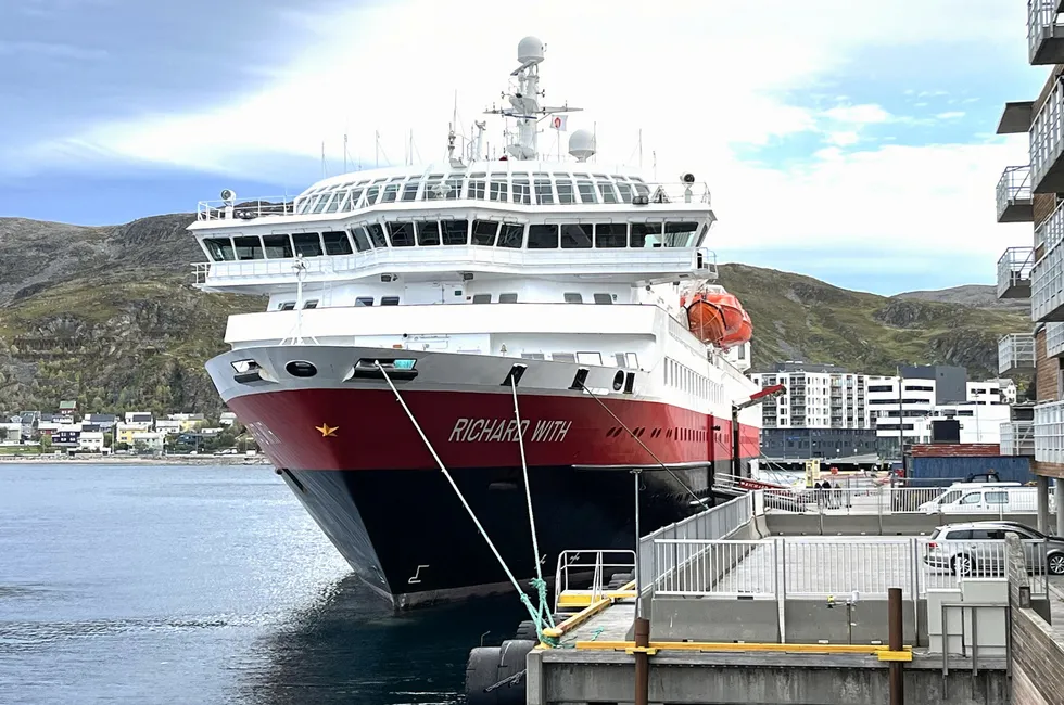Hurtigruten ved Hammerfest havn.