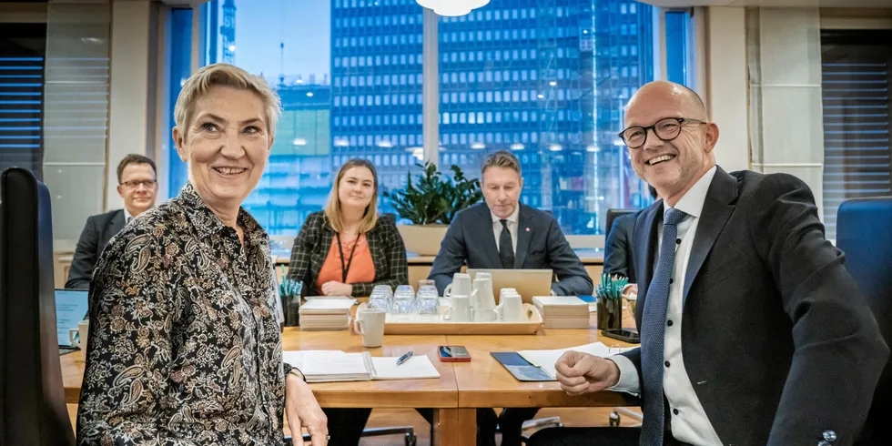 Olje- og energiminister Terje Aasland har inngått en ny kraftallianse med LO-leder Peggy Hessen Følsvik og NHO-leder Ole Erik Almlid.