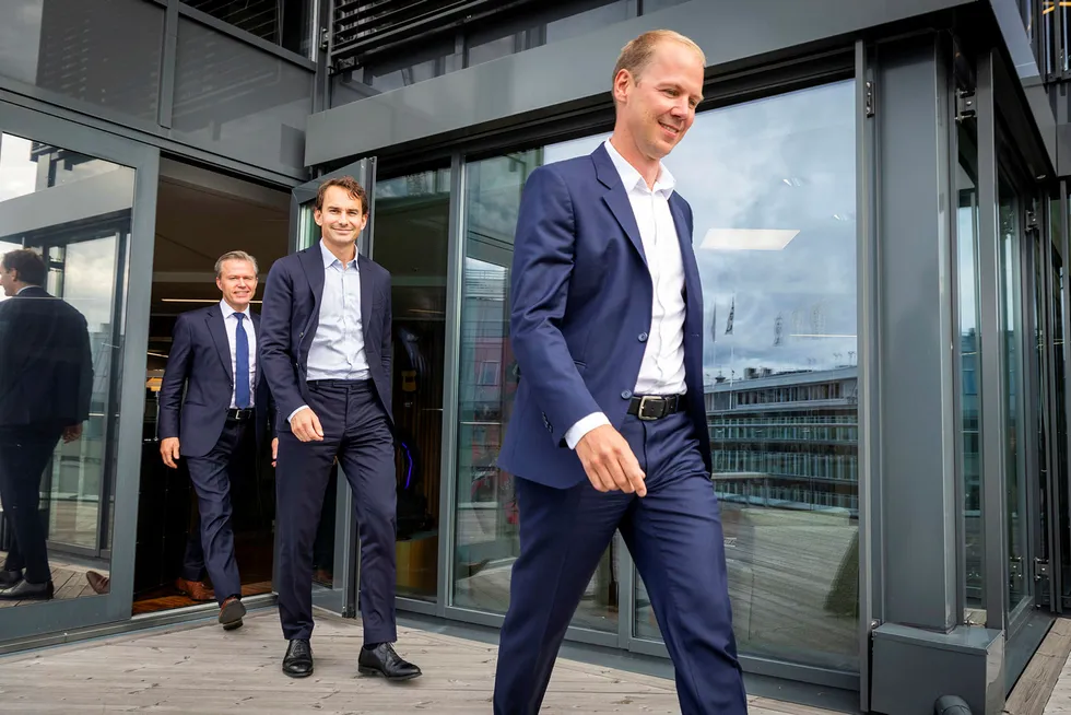Seniorpartner Erlend Basmo Ellingsen (midten) i Hitecvision er klar for å investere 30 milliarder kroner i nye fornybarprosjekter. Nå har han fått med seg finansnestoren Ove Gusevik (bakerst) og Statkrafts konserndirektør Jon Vatnaland på laget.