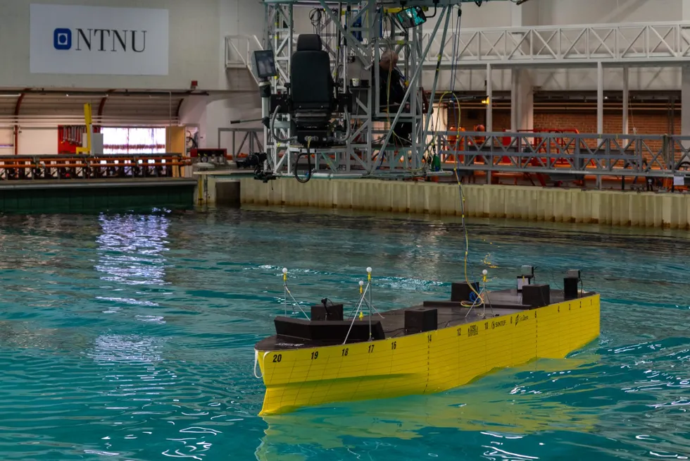 Hurtigruten tester ut sitt framtidige skip i en liten tank hos Sintef i Trondheim.