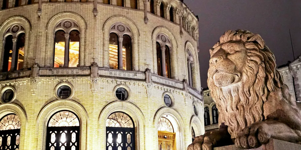 Flertallet på Stortinget kommer til å vedta at regjeringen skal vurdere tiltak for å redusere prisforskjellene mellom prisområdene.