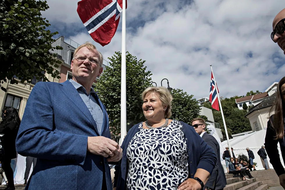 – Du får ikke noe tid med statsministeren i dag, sa statssekretær Sigbjørn Aanes da Sindre Finnes, som jobber i Norsk Industri, møtte sin ektefelle Erna Solberg i Pollen i Arendal. Foto: Aleksander Nordahl