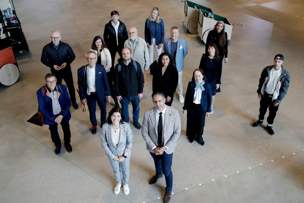 Ytringsfrihetskommisjonen, her avbildet under sitt første møte, i juni i fjor, med kommisjonens leder Kjersti Løken Stavrum og oppdragsgiver kultur- og likestillingsminister Abid Q. Raja (V) i front.