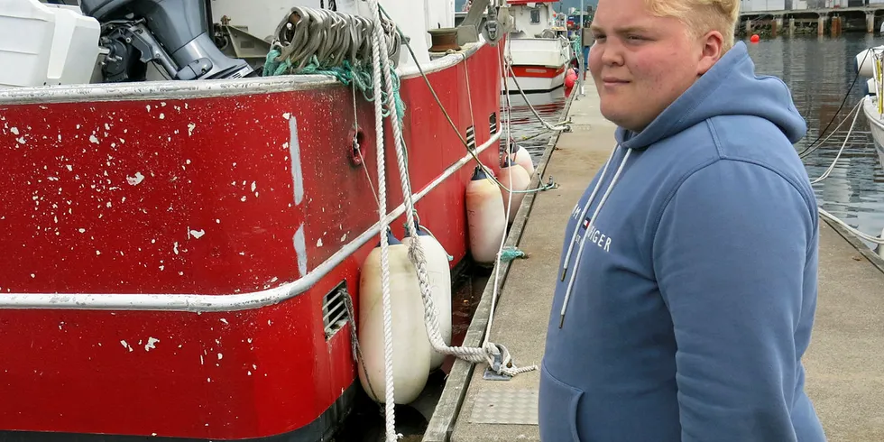 FIKK PRØVE SEG: Oliver Sivertsen Larsen (16) fra Bodø var i sommer med sin bestefar Hilmar Olav Sivertsen på fiske på ungdomskvoteordningen for andre sommer på rad.