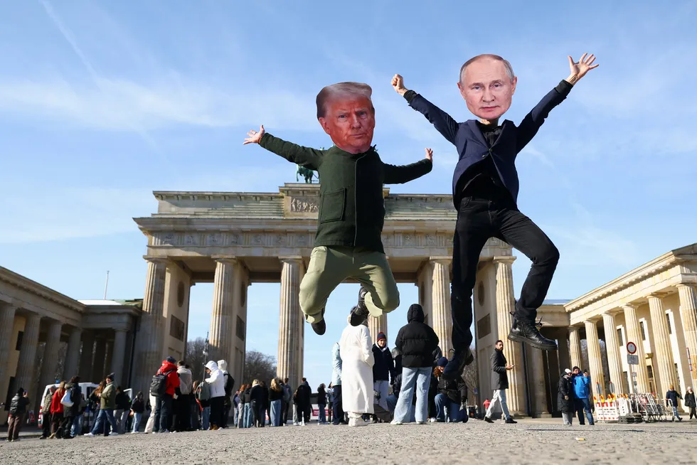 Protestanter med hodemasker av presidentene Donald Trump og Vladimir Putin utenfor Brandenburg Tor i Berlin 20. februar.