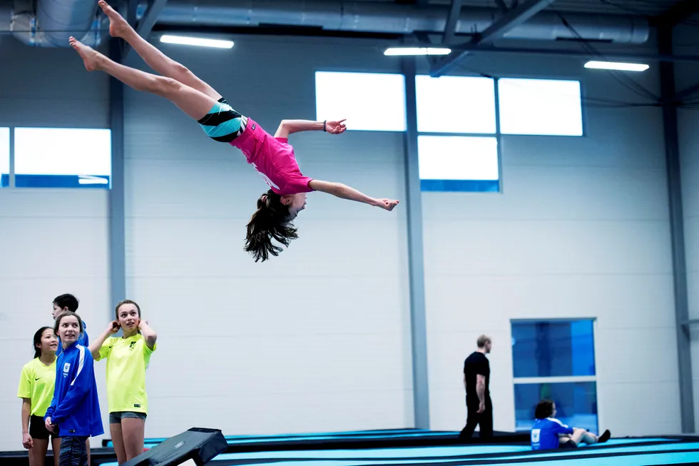 Hanna Hernes Gåsvær (13) får en flying start på skoledagen på Wang Ung i Oslo. Hun er én av 60 elever ved privatskolen. Om to år er planen nytt bygg og 360 elevplasser. Foto: Elin Høyland