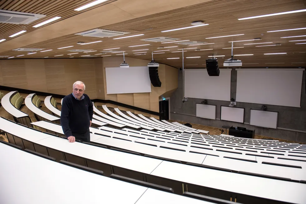 Det er ikke utstyret, men innstillingen, det skorter på ved NHH. Her ses finansprofessor Thore Johnsen i skolens toppmoderne Aud Max ved en annen anledning.