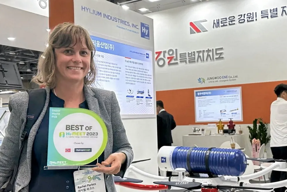 Rachel Parkes presents Hylium with its Foreign Media award at the H2 Meet in Seoul.