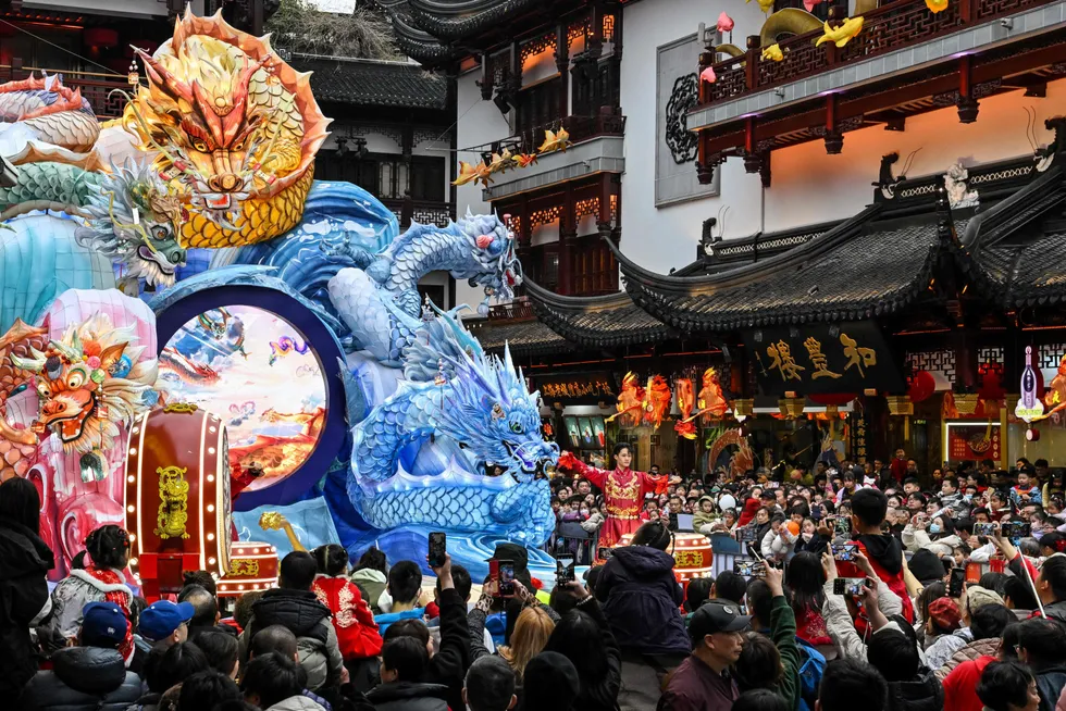 For første gang siden 2019 har det vært kinesisk nyttårsfeiring uten restriksjoner og begrensninger i Kina. Folk har reist og brukt penger. Her fra Yu Garden i Shanghai.