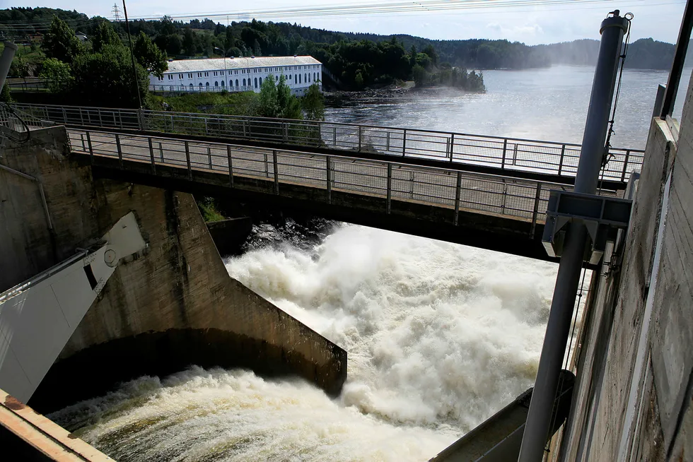 Vannkraftens fleksibilitet og fornybarhet gir norske aktører en sovepute som tillater «business as usual» lenger enn andre steder. Her Hafslunds vannkraftverk i Kykkelsrud. Foto: Fredrik Kveen