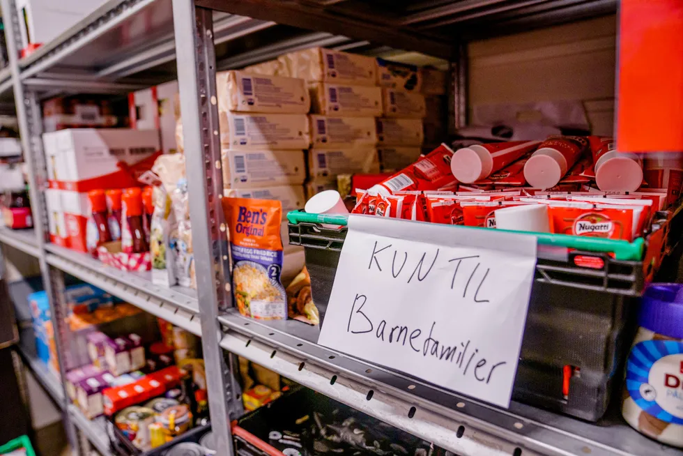 Frivillige og ansatte på Frelsesarmeens slumstasjon i Oslo pakker matposer til trengende brukere i hjemmehjelpstjenesten.