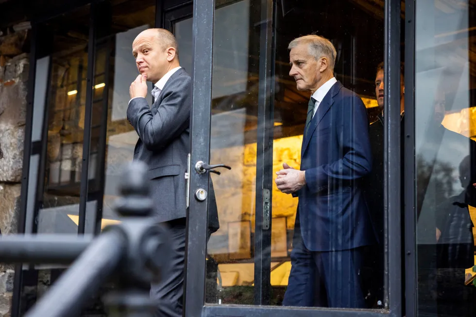 Finansminister Trygve Slagsvold Vedum og statsminister Jonas Gahr Støre legger frem forslag om grunnrenteskatt på havbruk på Blaafarveværket i Modum.