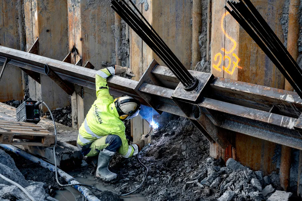 Det er fare for stålmangel dersom lønnsoppgjøret ender med streik. Marek Podsiadly jobber for E-service, underentreprenør for Skanska på K4 entreprisen på Fornebubanen.
