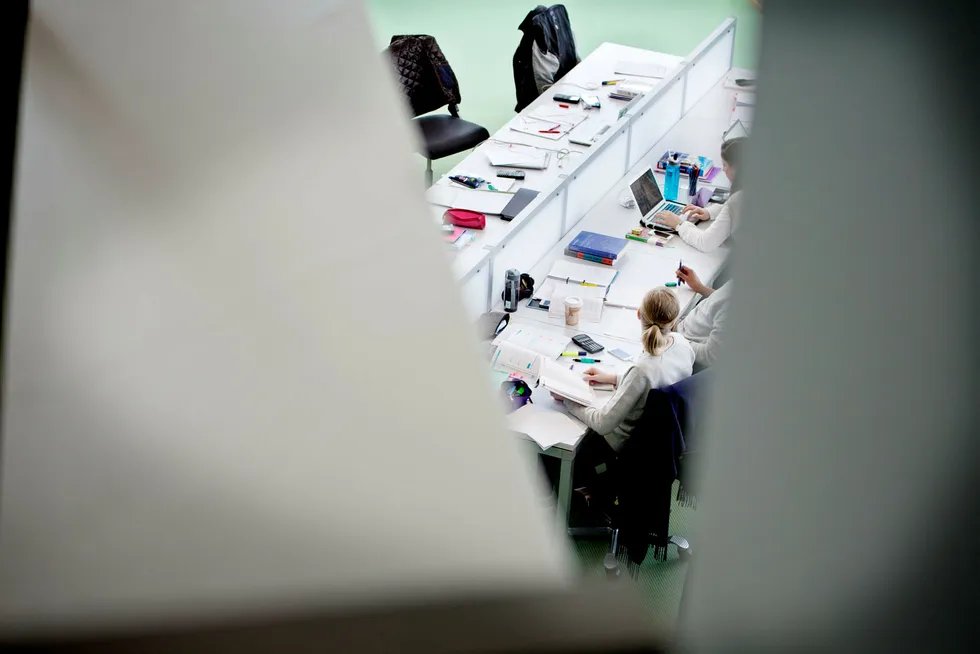 Ingen søndagsskole. På Norges Handelshøyskole og medisinstudiet ved UiO er det mye klasseundervisning, masse innleveringer og tett oppfølging av studentene. Foto: Ida von Hanno Bast