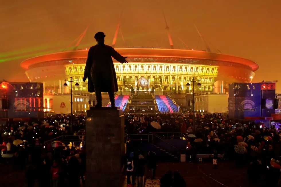 Krestovskij Stadion i St. Petersburg kostet offisielt nesten ti milliarder kroner. Den er blant de dyreste idrettsarenaene i verden, og har blant annet tak som kan lukkes. Foto: Dmitri Lovetsky/AP/NTB Scanpix