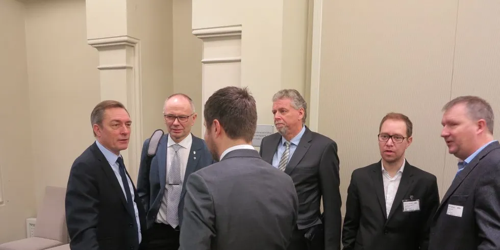 Høring i Stortinget. Representanter for Fiskerinæriingen i samtale med saksordfører for Sjømatindustrimeldingen, Frank Bakke Jensen (H). F. v. Bakke Jensen, Kjell Ingebrigtsen, Otto Gregussen, Sverre Johansen, Jurgen Meinert med ryggen til Geir Pollestad (Sp).