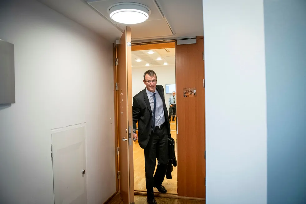 – Han er en utmerket leder og en god person rett og slett. Det er ubegripelig at vi sitter her i denne situasjonen, sa Svein Støle i rettssal 828 i Oslo tingrett fredag. Her på vei ut av rettssalen etter vitneforklaringen.