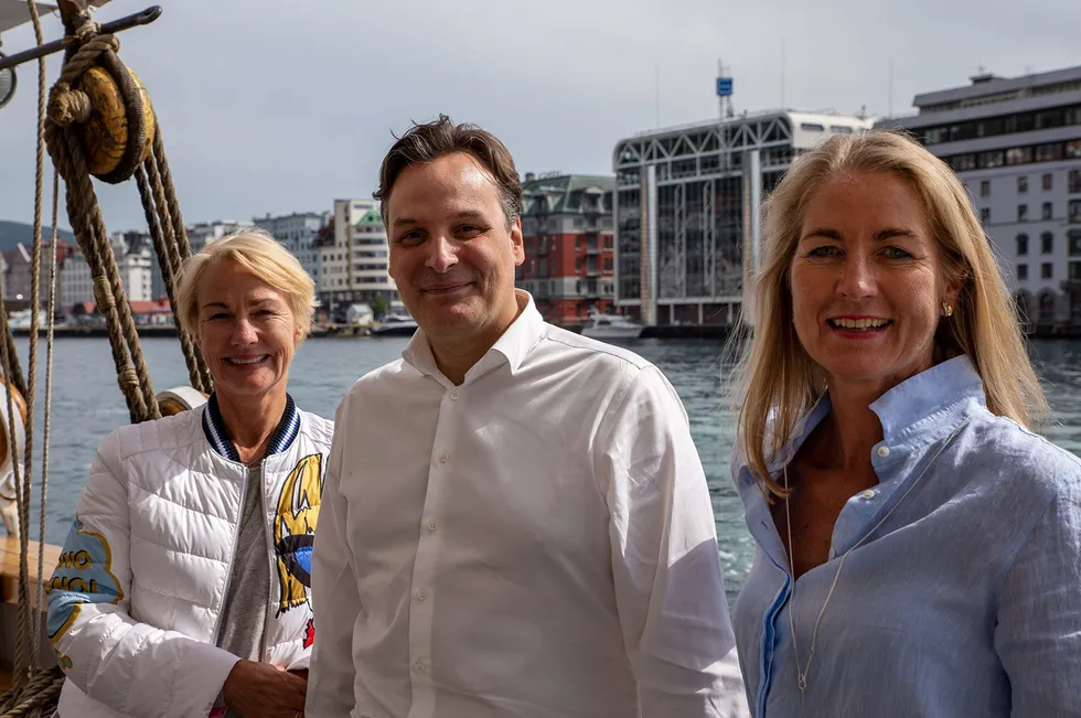 Eier og styreleder i Grieg Maturitas Elisabeth Grieg (t.v.), administrerende direktør Matt Duke, og eier styreleder i Grieg Maritime Group Camilla Grieg.