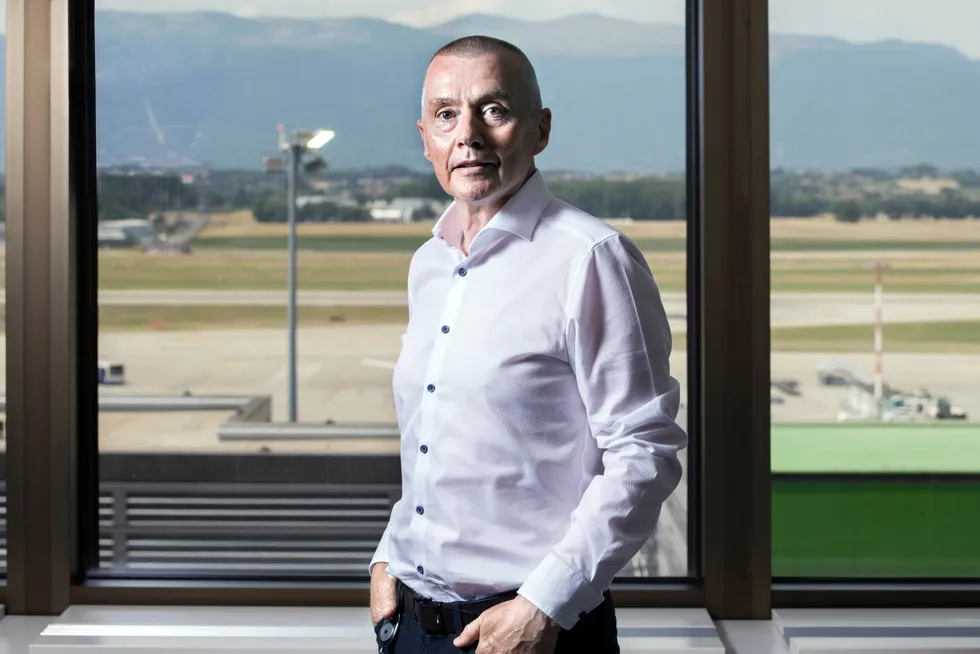 Gjennom nesten to år, og på flere reiser til Norge, forsøkte Willie Walsh å kjøpe opp Norwegian. Da hovedeierne til slutt sa ja, var Norwegian nesten tom for penger og Walsh trakk budet. Han forteller om oppkjøpsdramaet fra sitt nye hovedkontor på Genève flyplass i Sveits.