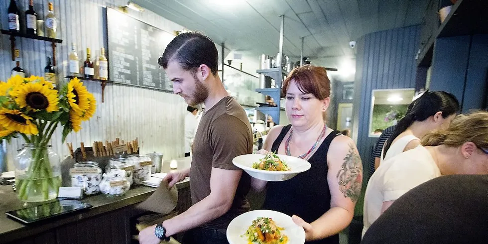 Servitørene på restauranten Northern Spy på Manhattan, New York. Er du norsk blir du som regel tatt godt i mot i USA. Og norsk mat, kultur og tradisjon har høg stjerne blant mange norskamerikanarar - og gjerne andre òg. Foto: Ørjan F. Ellingvåg