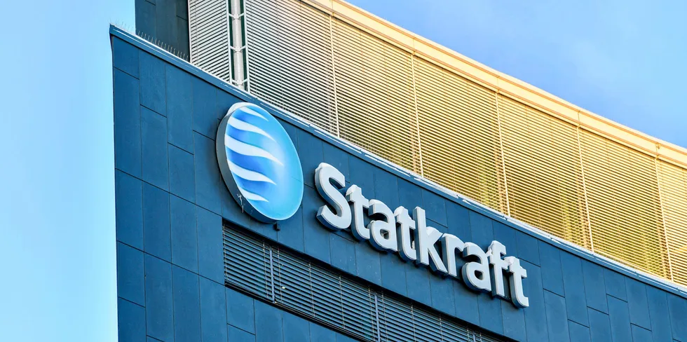 Statkraft mener de ikke har brutt loven etter et slamutslipp i elva Surna.
