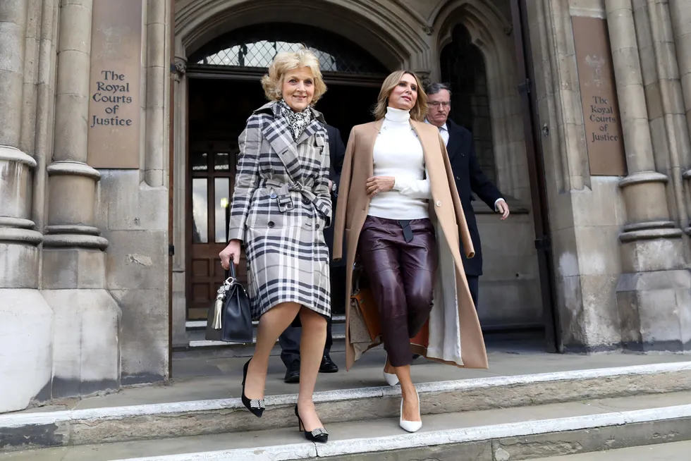 Tatiana Akhmedova (til høyre), med den kjente skilsmisseadvokaten Fiona Shackleton utenfor High Court i London.