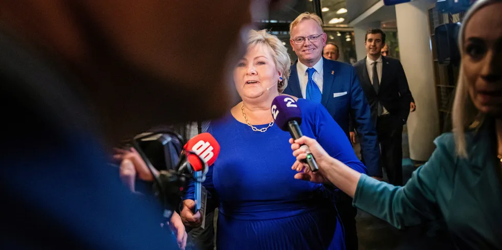 Erna Solberg og Sindre Finnes på Høyres valgvake. Nå viser det seg at Sindre Finnes solgte alle sine Mowi-aksjer kort tid før Solberg-regjeringen kom med sin konklusjon i skattespørsmålet i mai 2020.