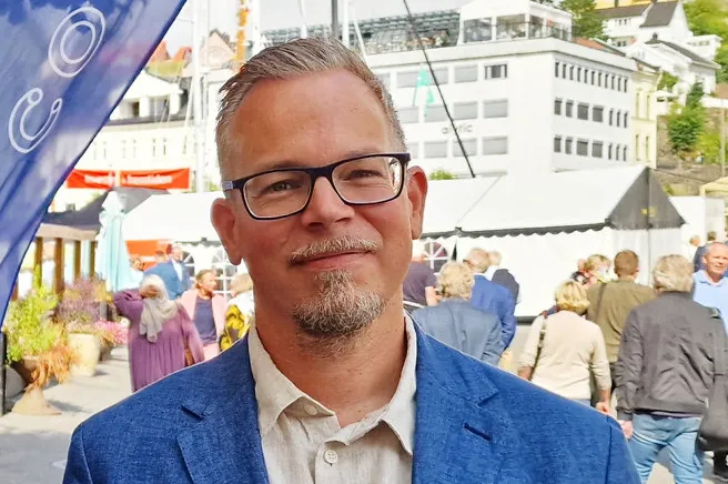 Gründer og daglig leder Carl Ivar Holmen i Norhybrid jubler over at det nå skal bli mulig å bygge ut større nærvindanlegg uten å gå veien om konsesjon hos NVE.