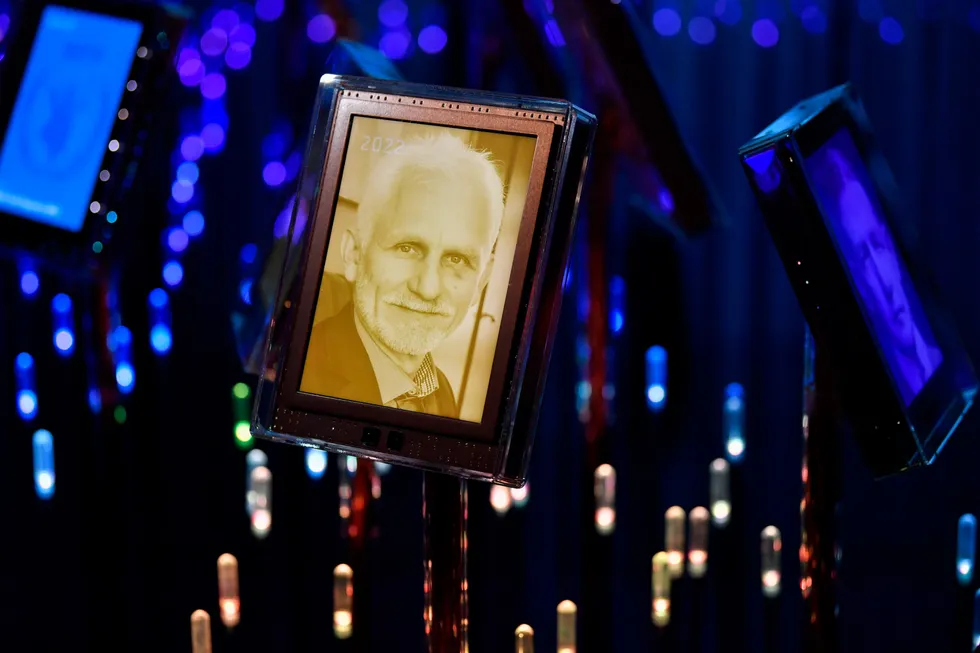 Bilde av Nobels fredspris vinner for 2022, Ales Bjaljatski blir oppdatert i Nobels hage på Det Norske Nobelinstitutt sammen med tidligere fredsprisvinnere.