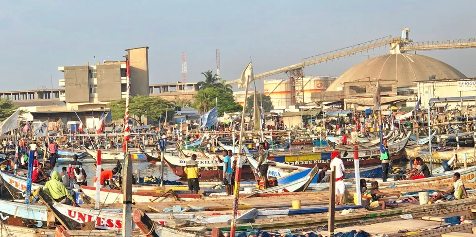 Lokale fiskebåter i Tema, Ghana.