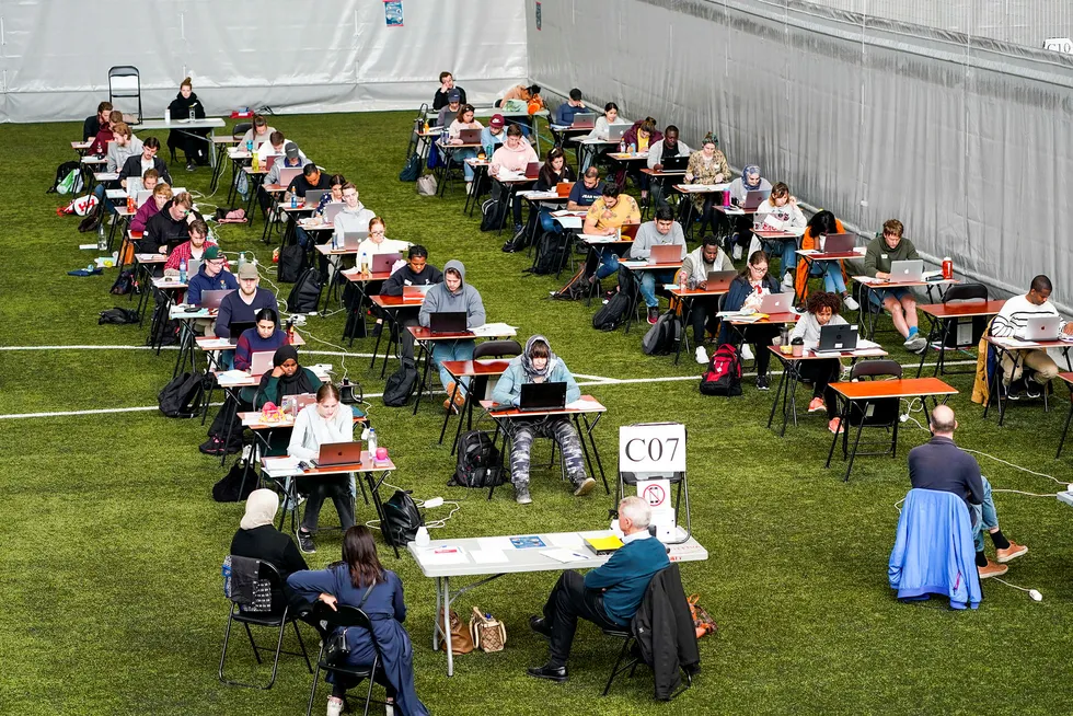 Tirsdag kommer eksamensutvalget med sine forslag til endringer i eksamensordningene. Ett forslag er å droppe den tilfeldige trekkordningen og la eleven bestemme fag. Her fra eksamensgjennomføring i Vallhall Arena i Oslo våren 2020.