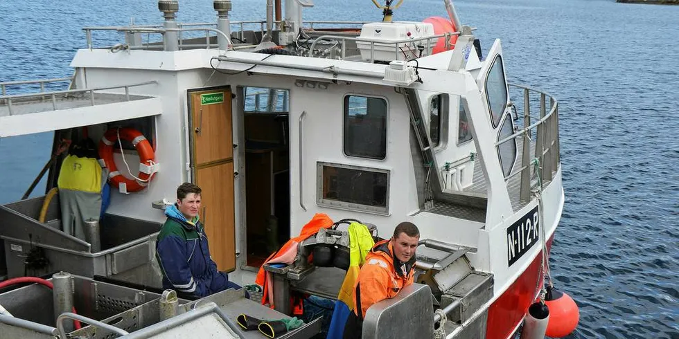 OVER OG UT: Får Bellona det som de vil, blir ikke kystfiskeflåten lenger subsidiert med drivstoffrefusjon. Bellona til bruke pengene på å omstille kystflåten. Kystfisker Jacob Heløy (t.h) er enig, selv om han bygger ny båt med dieselmotor.Foto: Kenneth Didriksen