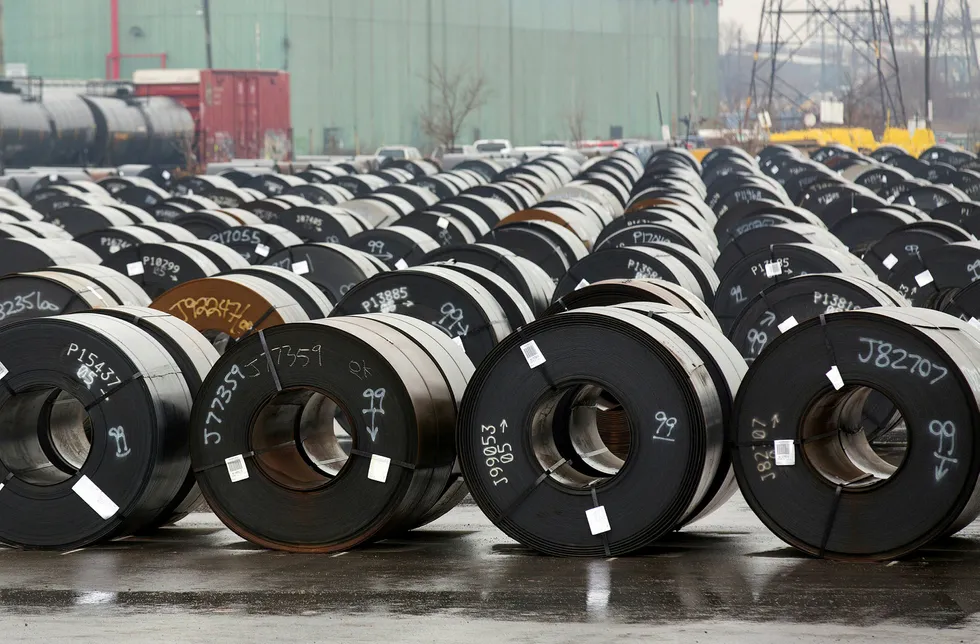 Stålruller ligger i regnet utenfor anlegge til ArcelorMittal i Hamilton, Ontario i Canada. Foto: Peter Power/Reuters/NTB Scanpix