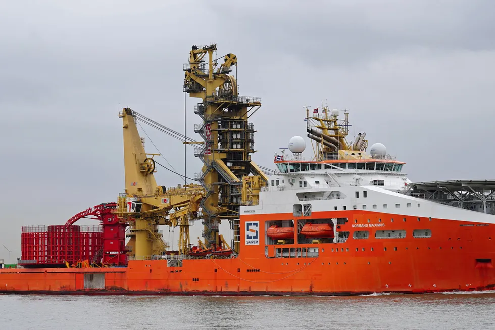 Den opprinnelige eieren av «Normand Maximus» har kranglet med bankene om det store subseaskipet i over tre år. Nå er ankesaken utsatt, og det kommer frem nye detaljer om salget til Aker-dominerte AMSC, som saksøkeren mener var «rigget».