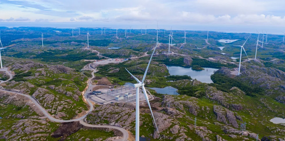Miljødirektoratet heier på mer vindkraft på land. Vindkraftanlegg, som Bjerkreim vindkraftverk på bildet, er nødvendige for å nå klimamålene, mener direktoratet.