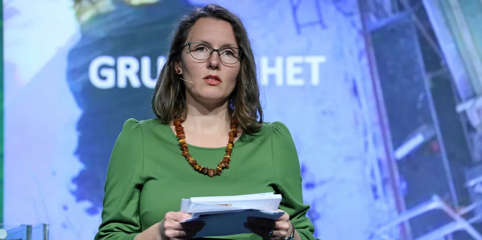 Sintef-forsker Karen Byskov Lindberg jobber blant annet med utfordringer knyttet til smart lading av elbiler i borettslag i det EU-finansierte forskningsprosjektet GreenCharge. Bildet er fra et tidligere foredrag på Energidagene.