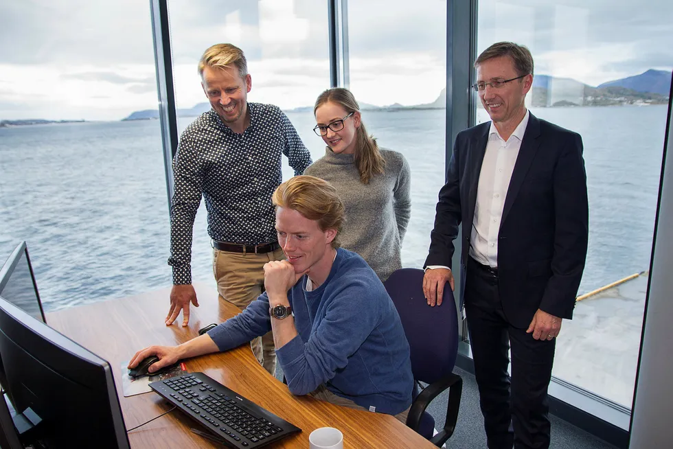 Satsing på design har hjulpet verftskonsernet Vard med å være tidlig ute i konkurransen om nye markeder og kunder. Her diskuterer konsernsjef Roy Reite (til høyre) en ny løsning med leder for Vard Design, Erik Haakonsholm (til venstre) og Mads Gausdal (sittende) og Emilie Knardal fra designavdelingen. Foto: Maria Finnøy Fagervoll