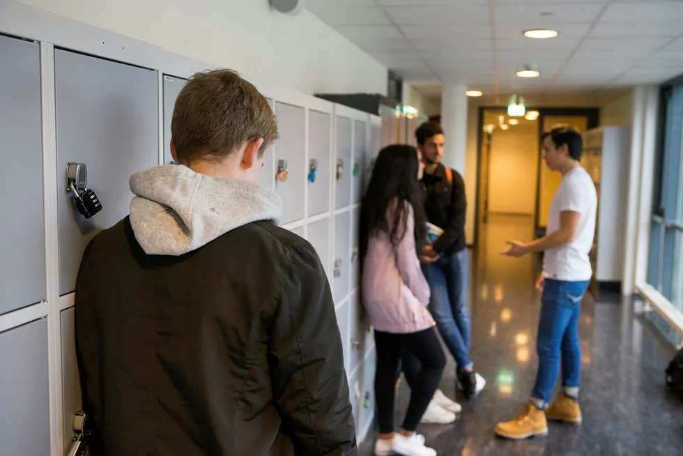 Forskningen viser at unge mennesker utenfor jobb trenger relasjoner til andre mennesker som kan støtte dem på vei inn i arbeidslivet – med å stille forventninger, ha tro på dem og veilede og støtte, skriver Mari Rege.
