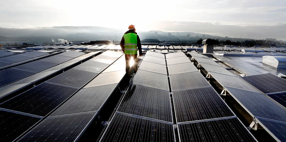 Det er flere ting nettselskap kan gjøre som vil gjøre det lettere å bygge ut solenergi, uten at man må endre på regelverk, mener solekspert og styremedlem i Solenergiklyngen, Bjørn Thorud i Multiconsult. Illustrasjonsbilde.
