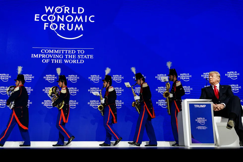 Donald Trump før han selv gikk på scenen for å holde tale i Davos. Foto: Fabrice Coffrini/AFP/NTB Scanpix