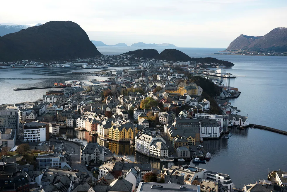 Om fraflyttingen fortsetter, kan det dessuten bli enda mer kostbart per hode å opprettholde velferdstilbudet i småkommunene. Ålesund ligger som nummer 17 på kommune-NM sin liste over 2019.