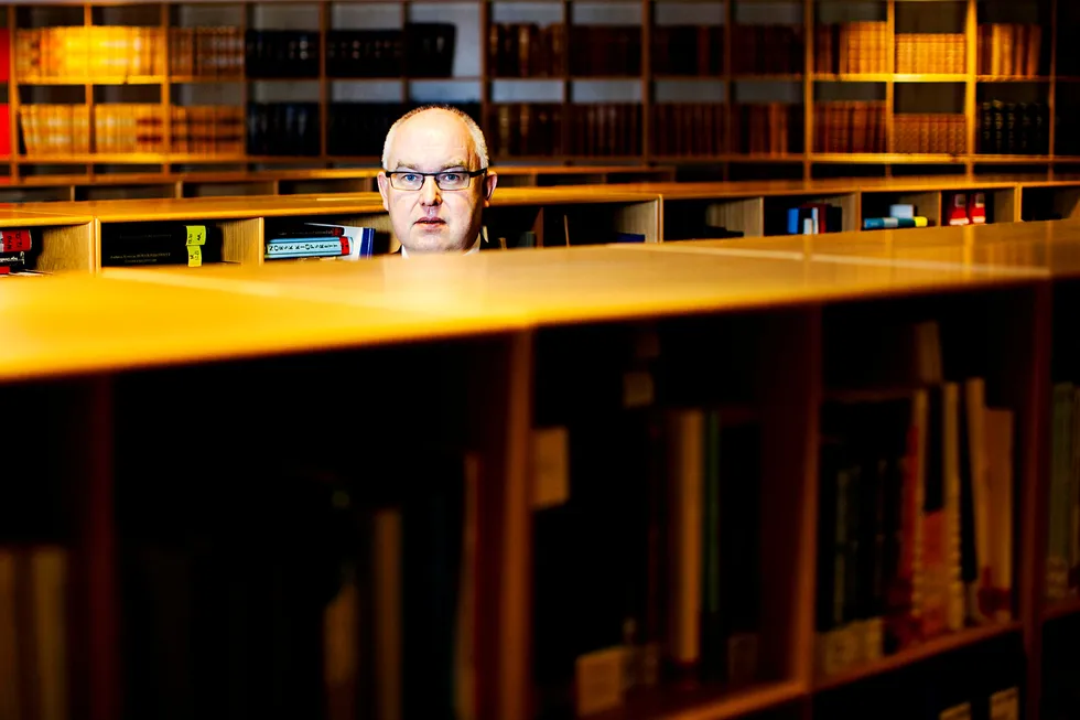 Trond Vernegg jobbet i en årrekke som journalist før han ble advokat og senere også formann i Riksmålsforbundet. Han ønsker ikke å uttale seg om søksmålet.